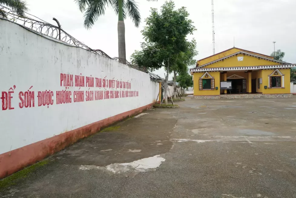 BERYKTET: På den hvite veggen står det at de innsatte skal «rehabilitere seg». Innenfor murene i B34-fengselet i Ho Chi Minh sitter nordmannen. Advokaten hans frykter for hva som kan skje med ham der inne. Foto: Vietnams sikkerhetsdepartement
