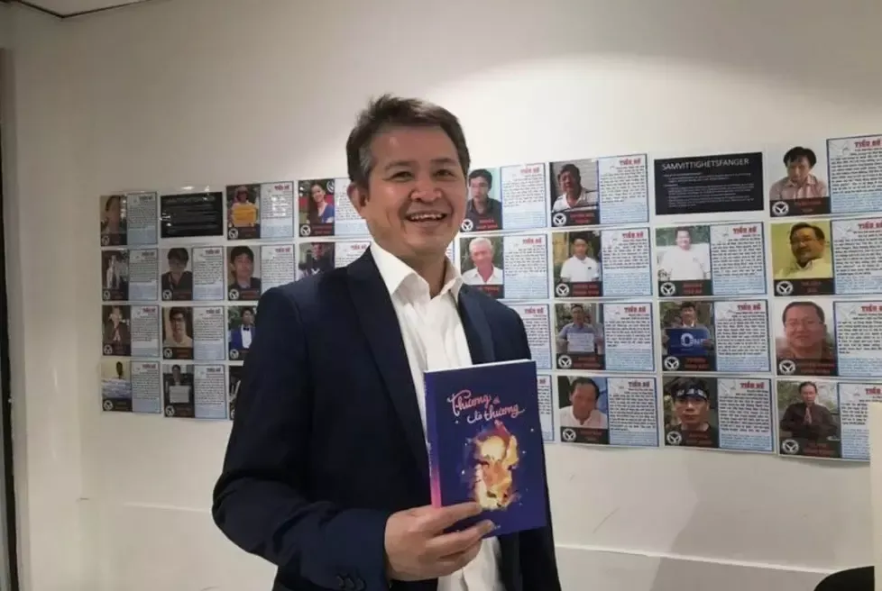 ENGASJERT: Som student var Thuan Duc Nguyen (t.v.) leder for det vietnamesiske studentsamfunnet i Oslo. Senere har han vært kordirigent i den katolske kirken, og spiller selv både gitar, piano, bass og trommer. Vietnamesiske myndigheter hevder han er terrorist.
         Foto: Privat