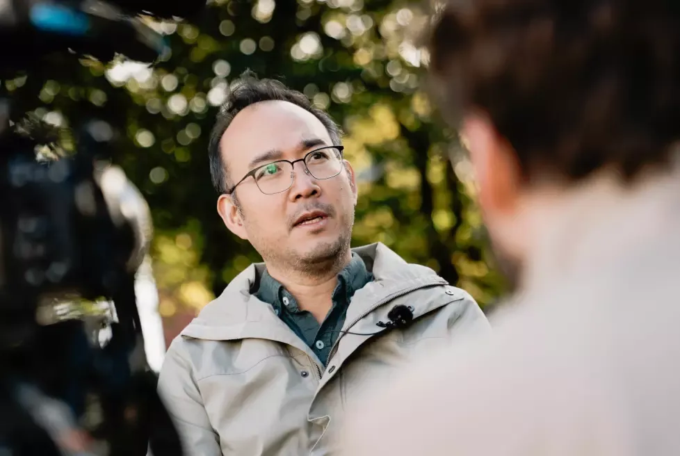 BEKYMRET BROR: Thien Duc Nguyen er bror til nordmannen Thuan Duc Nguyen, som er pågrepet av vietnamesiske myndigheter. Sammen med Helena Huong Nguyen i VietTan forteller han om brorens pågripelse og hva de vet om hvordan han har det i varetekt.
         Foto: Vegard Bakke / TV 2