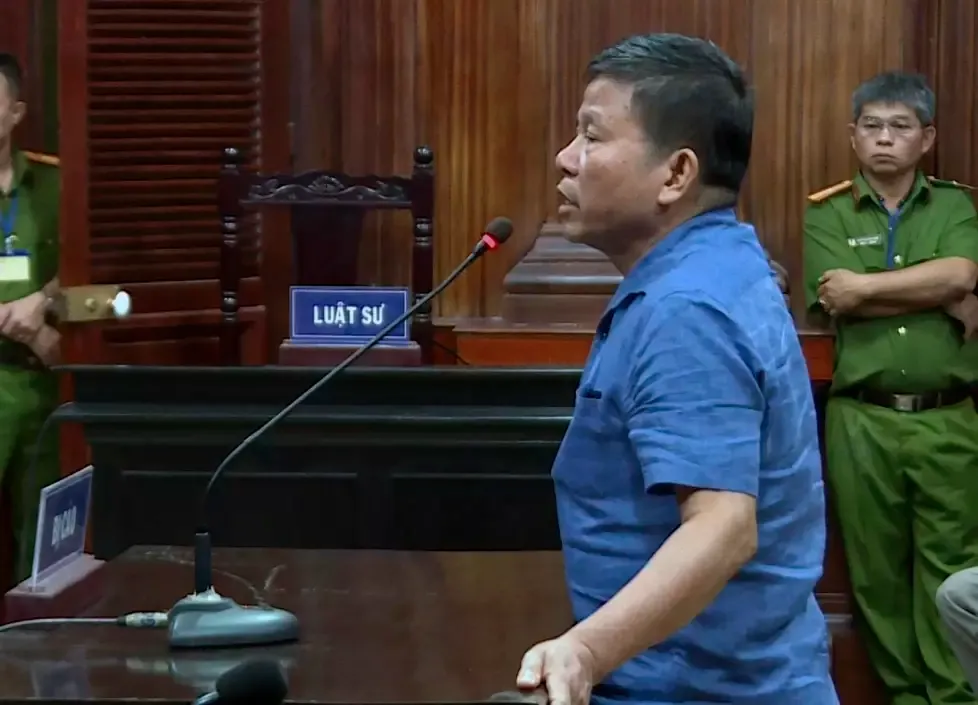 FORKLARER SEG: Australske Chau Van Kham avbildet under rettssaken i 2019. Han ble dømt for «terrorisme for å motsette seg myndighetene».
         Foto: Nhan Huu Sang / AP / NTB